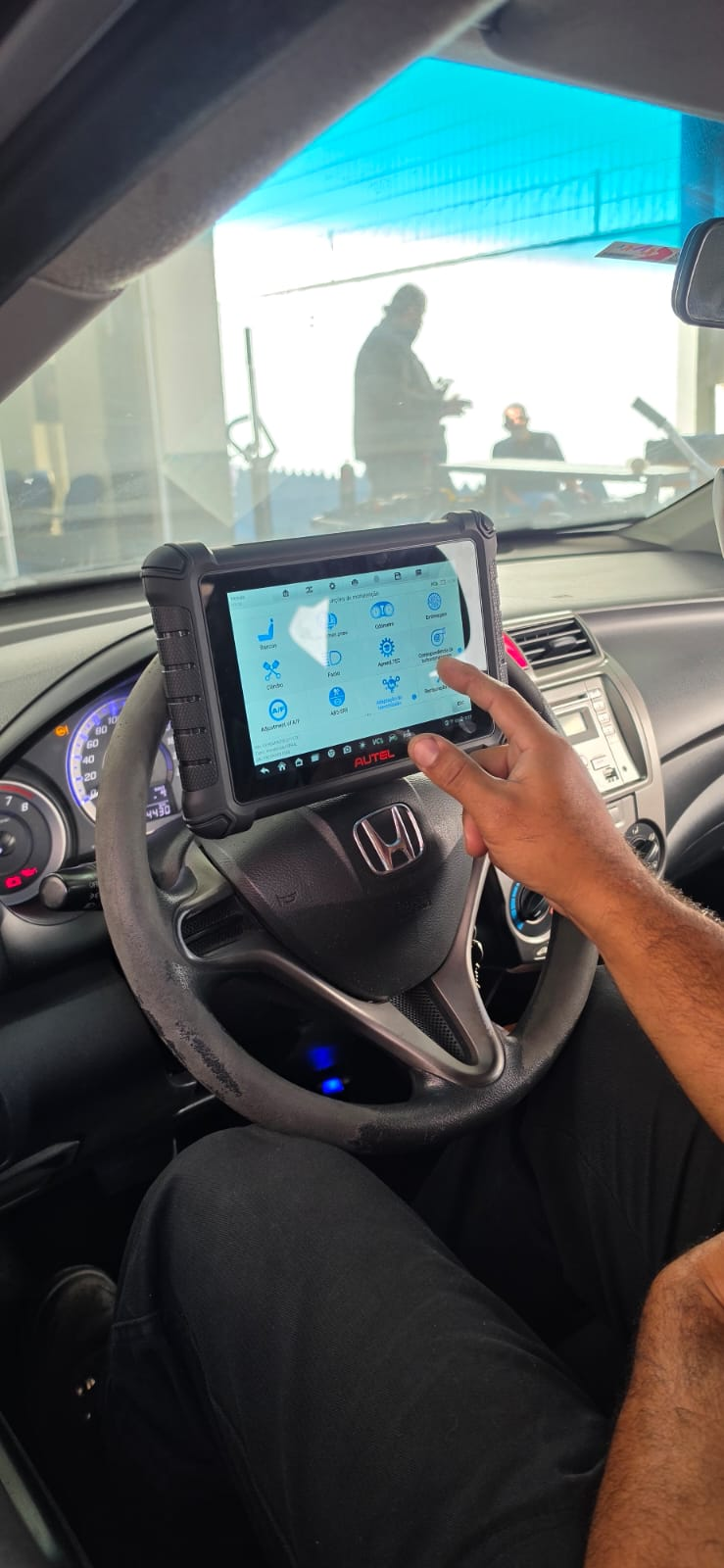 Scanner para reset do aviso de óleo em veículo na Vapt Vupt Lubrificantes em Santos